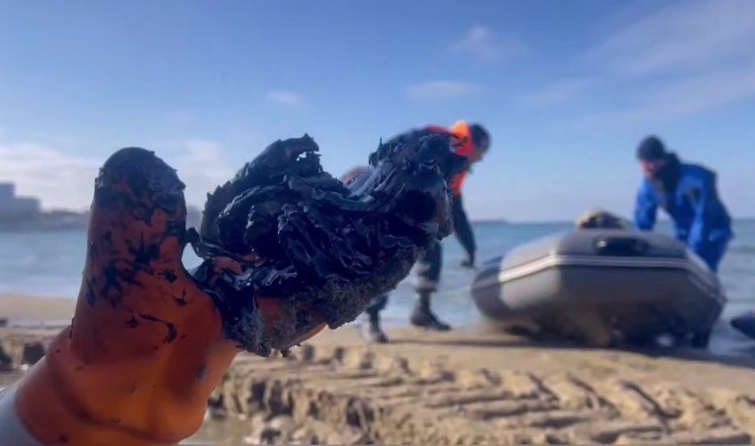 рука держит сгусток мазута