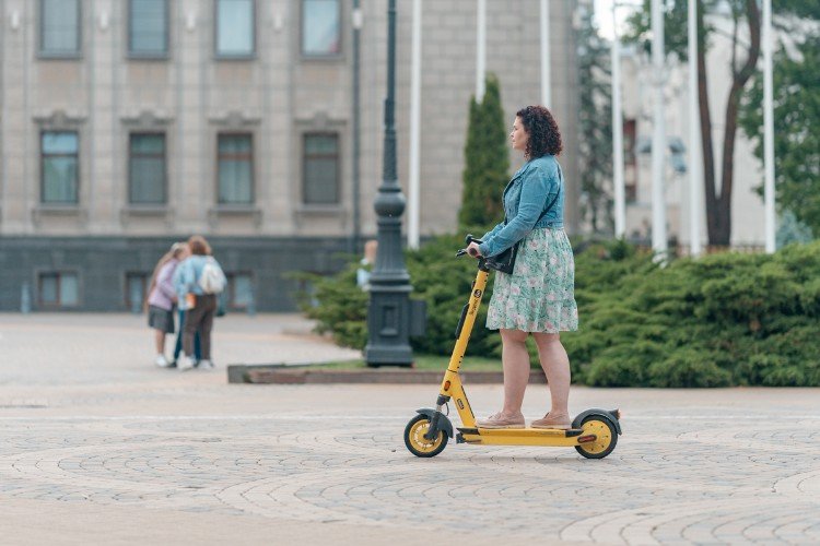 Девушка на самокате