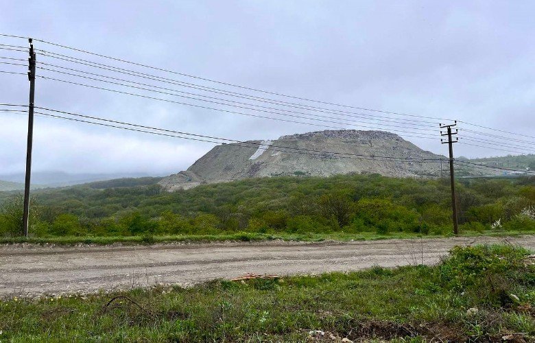 вид на мусорную свалку