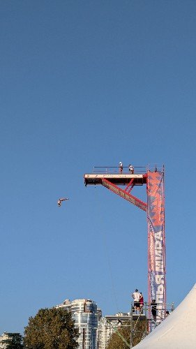 Прыжки в воду с высоты девятиэтажки: экстремальный фестиваль принял Сочи
