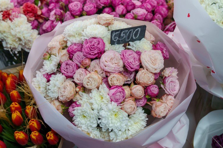 букет стоит в магазине