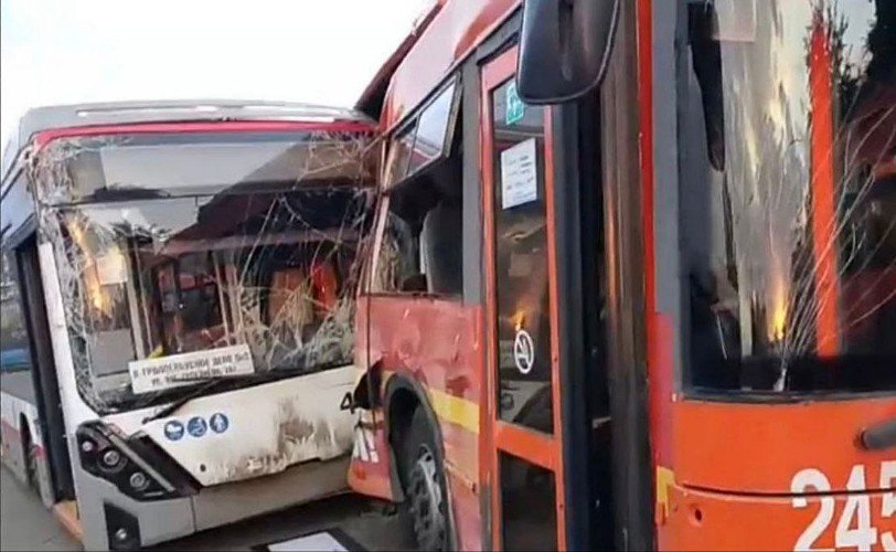 Два троллейбуса стоят после дтп