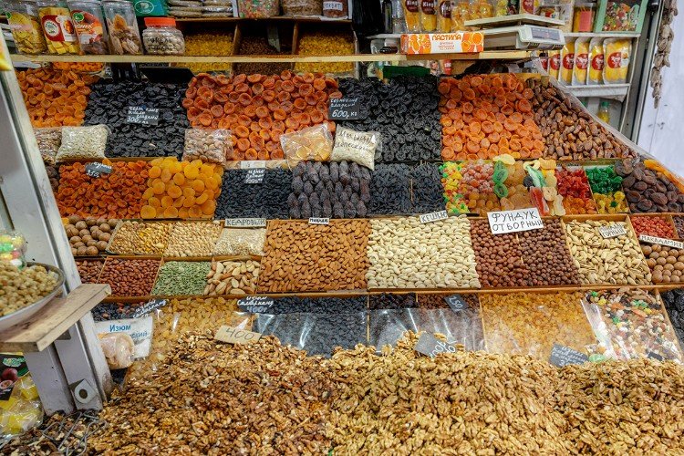 Орехи лежат на прилавке