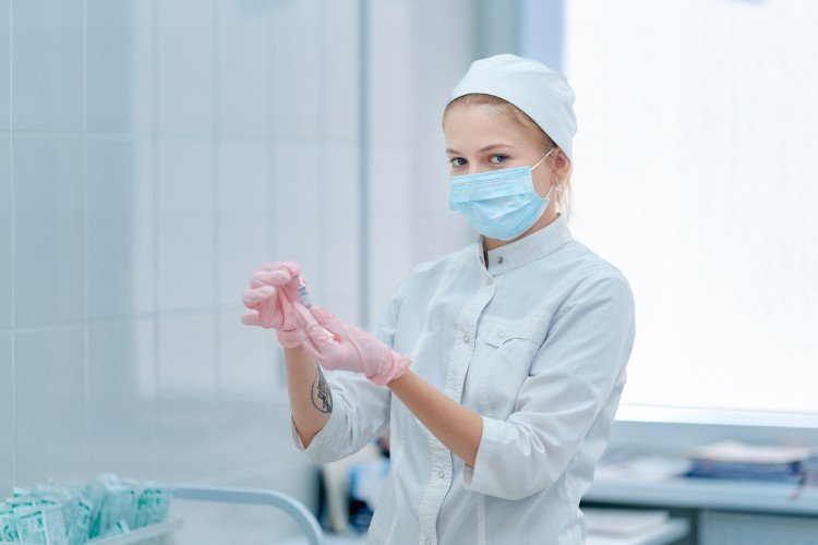 Медсестра с вакциной