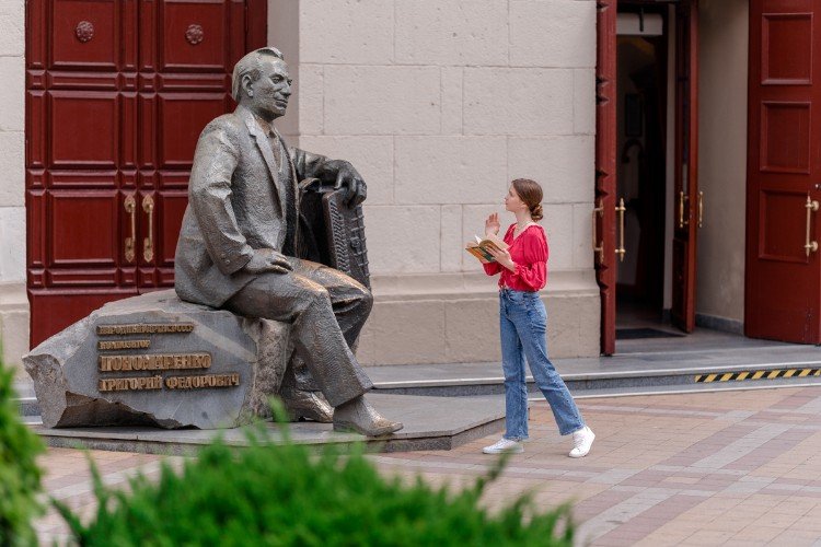 девушка стоит у памятника