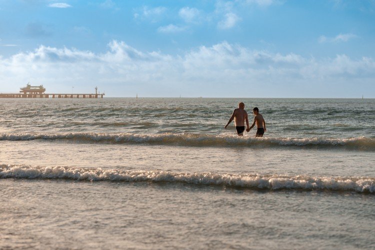 Люди на пляже в Анапе