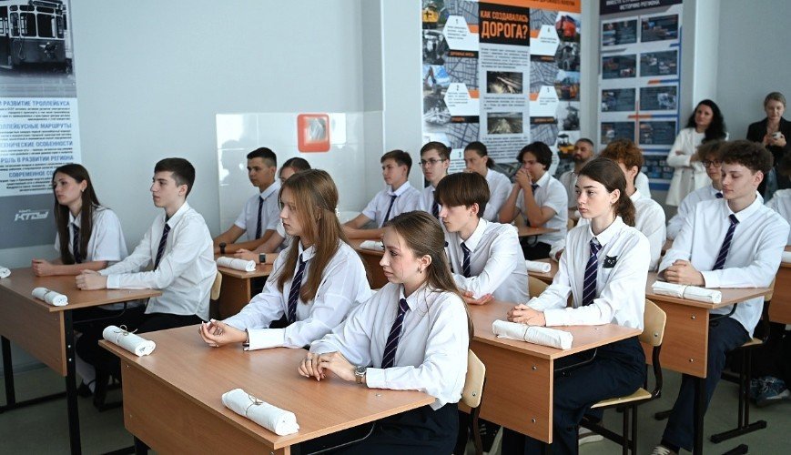 дети сидят за партами в школе