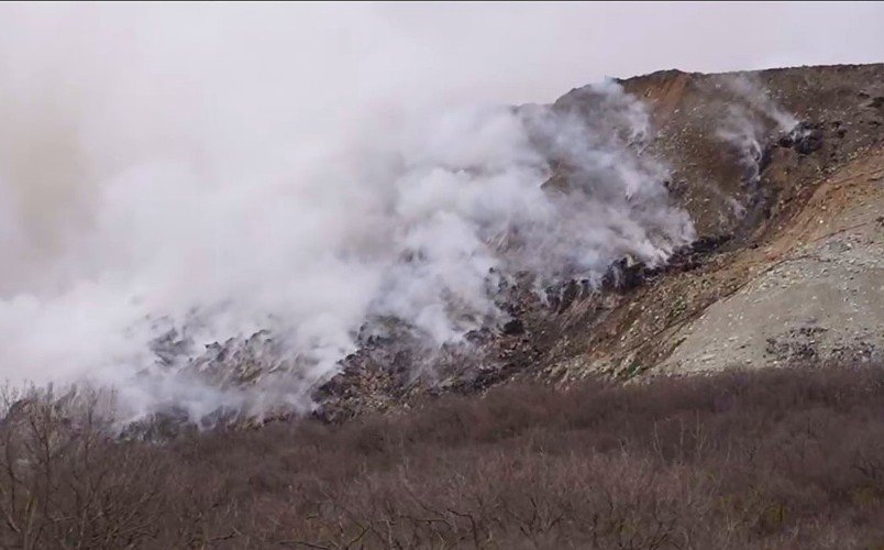 вид на горящую свалку