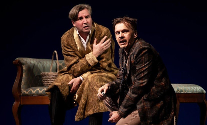 Алексей Суханов (справа) в спектакле «Третий звонок»