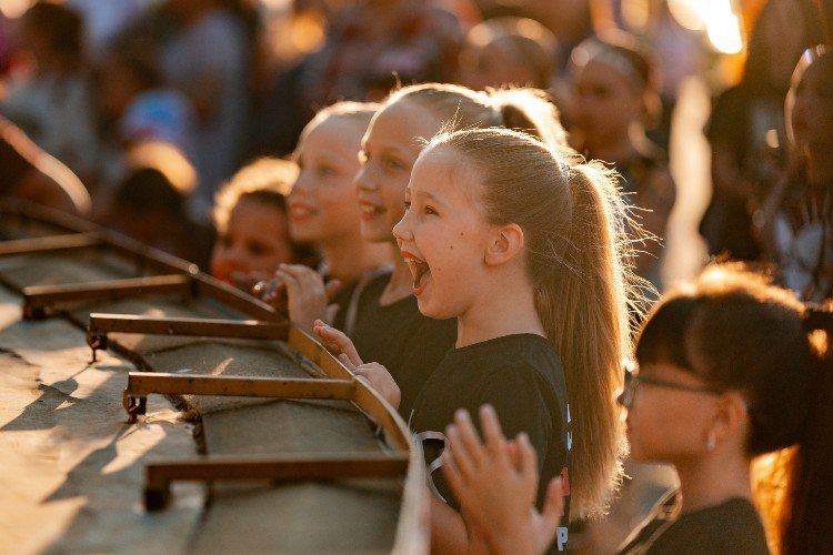 Девочка пищит от восторга у сцены.