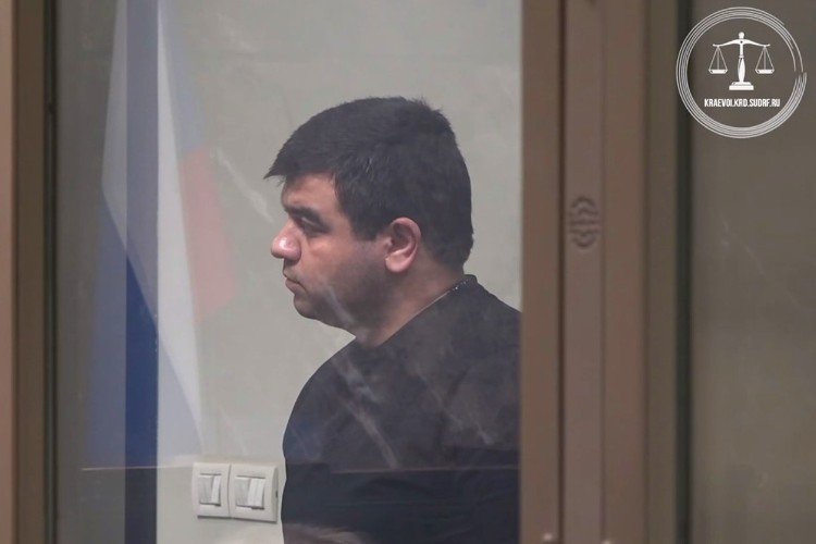 мужчина сидит в зале суда