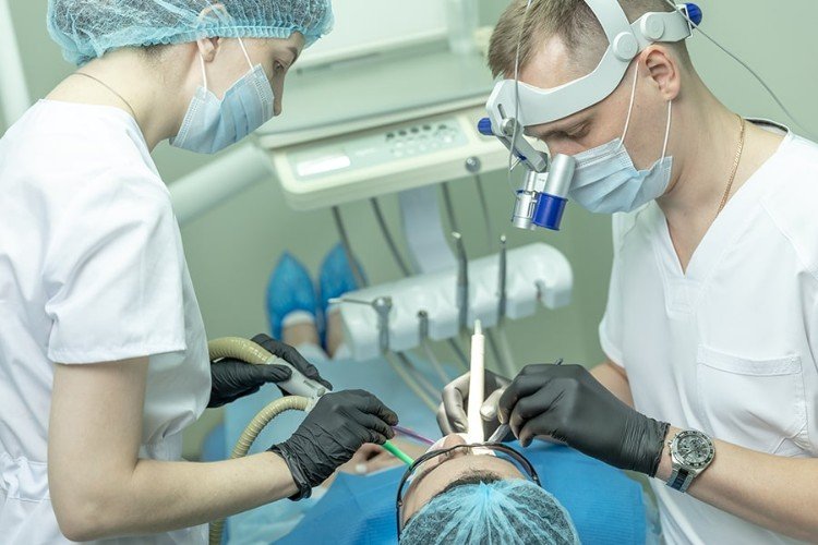 Стоматологи за работой
