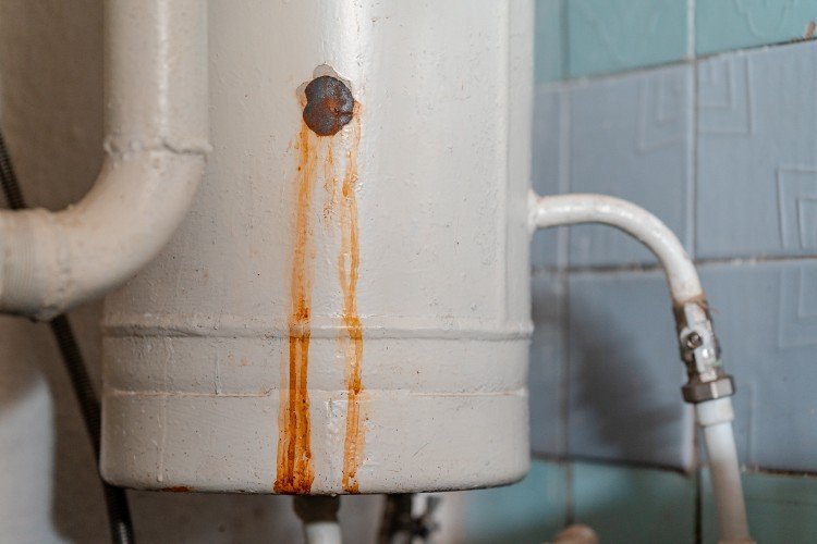 Ржавый водопроводный бак