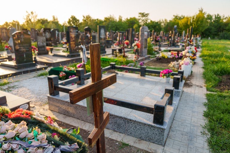 Кресты на кладбище