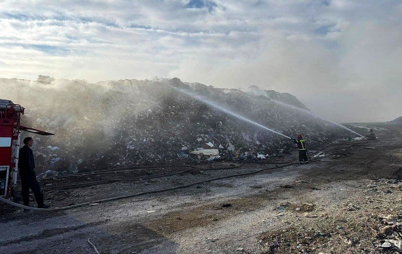 пожарные тушат свалку