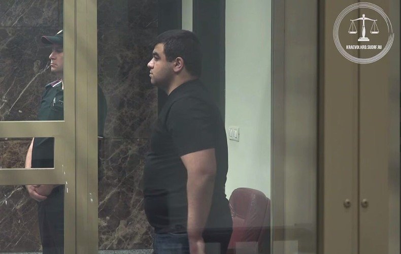 мужчина стоит в зале суда