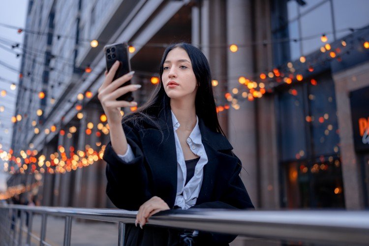 Девушка с телефоном