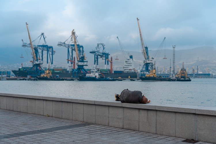 мужчина лежит на паперти