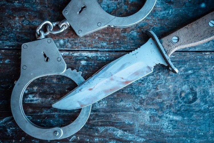 нож и наручники лежат на столе
