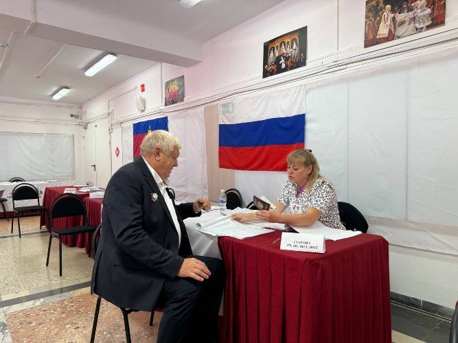 Заслуженный тренер России по гандболу Евгений Трефилов голосует на выборах