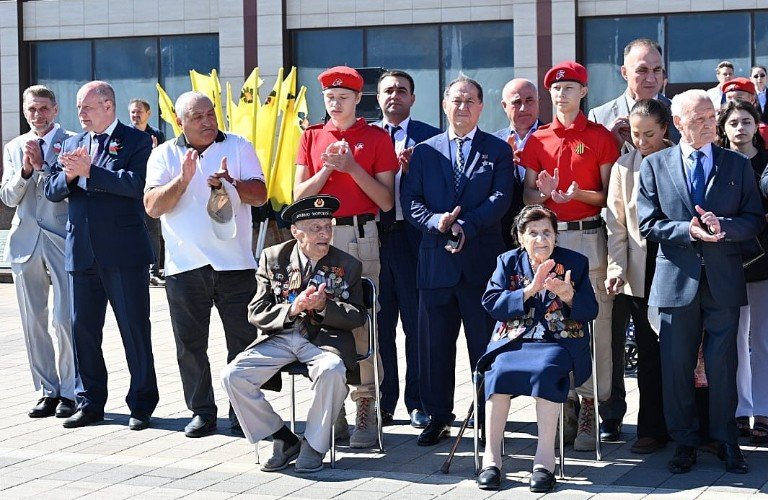 ветераны сидят на стуле вокруг людей