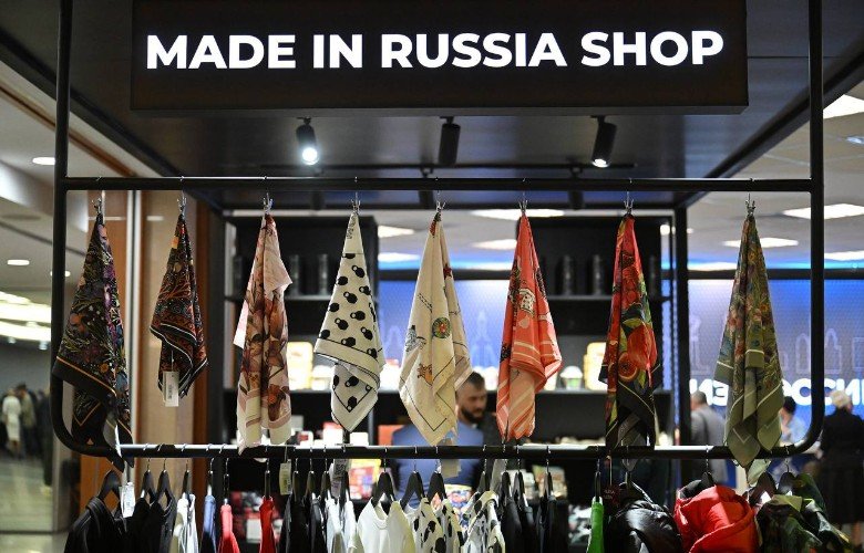 платки висят на прилавке