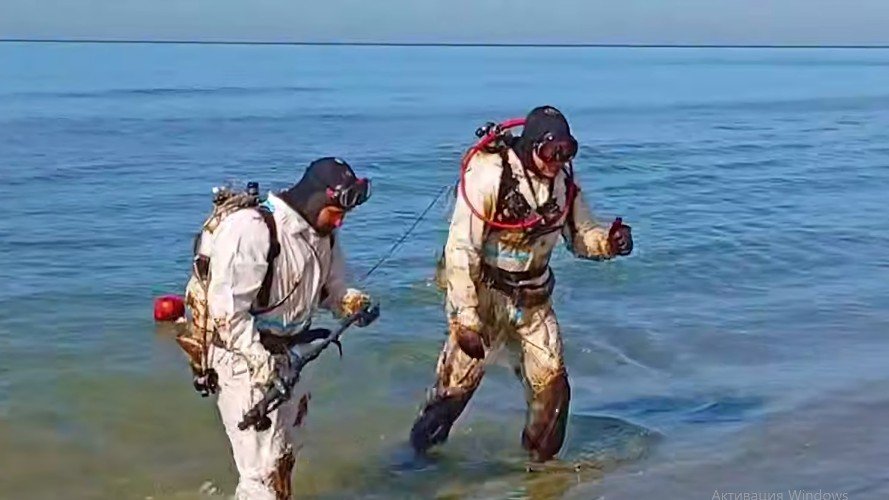 водолазы выходят из моря