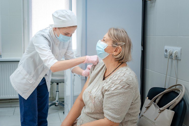 Медсестра делает прививку