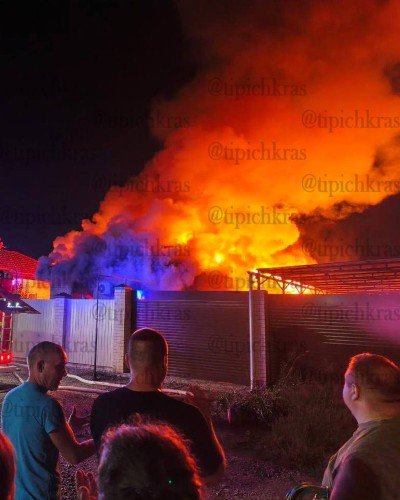 Огонь охватил частный дом в поселке под Краснодаром