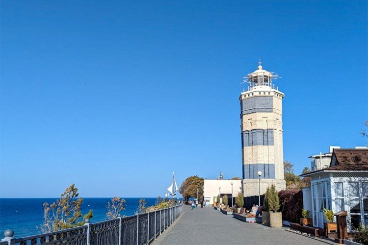 вид набережной около маяка в Анапе