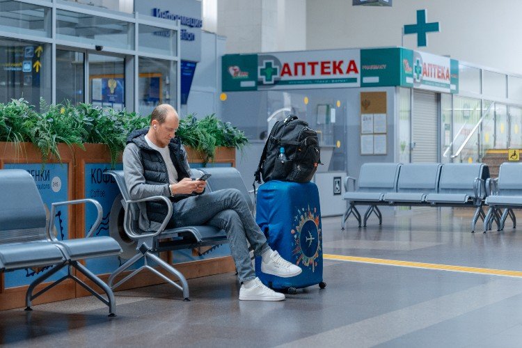 мужчина сидит в аэропорту