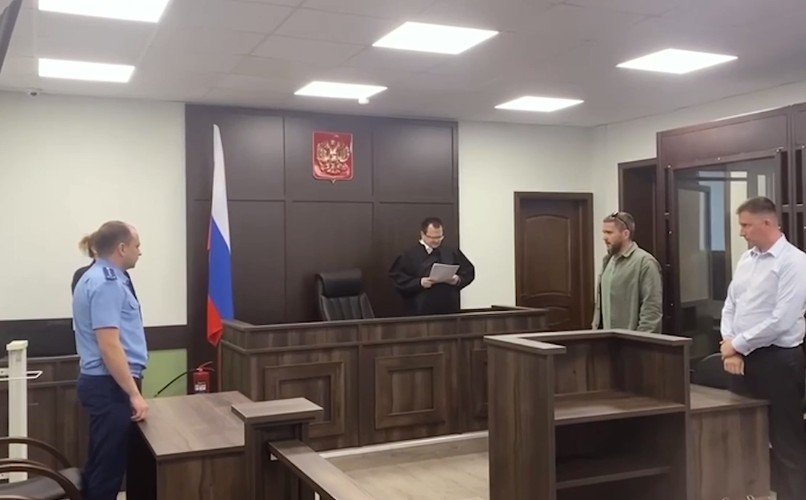 Подсудимый в зале суда.