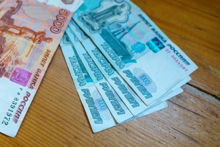 деньги лежат на столе