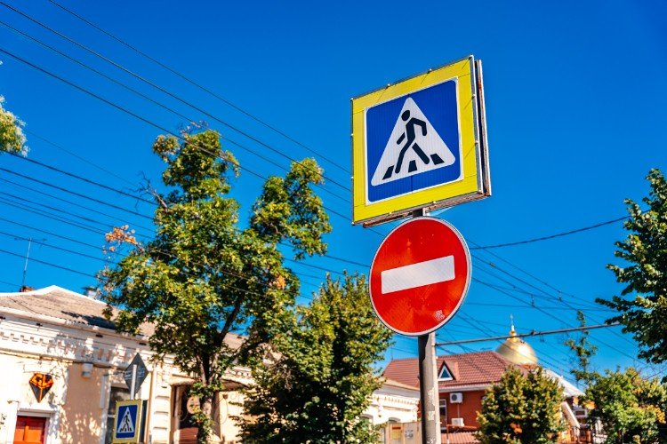 дорожные знаки стоят у дороги