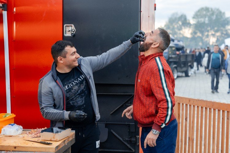 Мужчина кормит с рук другого мужчину