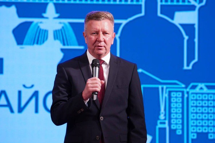 Глава Крымского района Лесь стоит с микрофоном