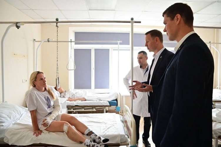 мужчины проведывают пациентов в больнице