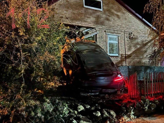 Была под кайфом: дочь бандита Цапка влетела в частный дом на Mercedes