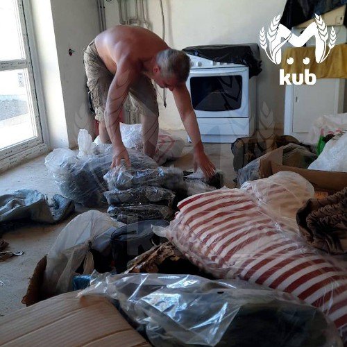 Голый мужчина собирает вещи