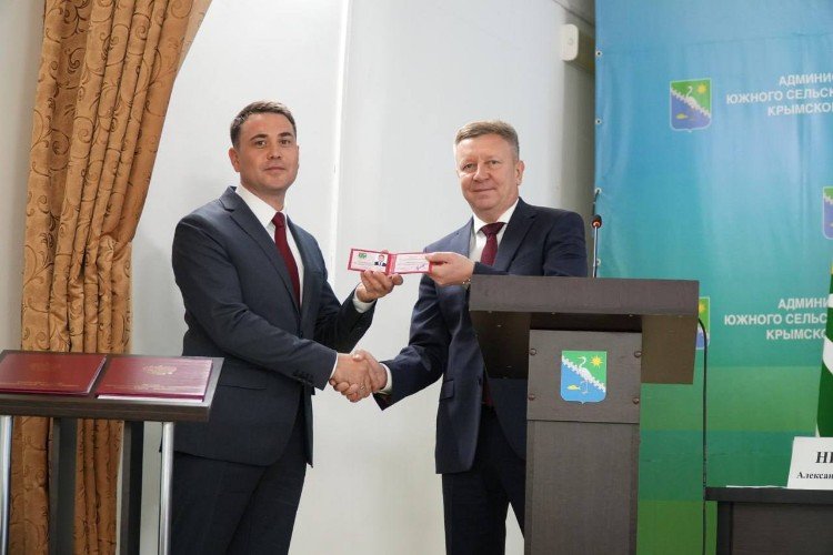 Лесь вручает удостоверение