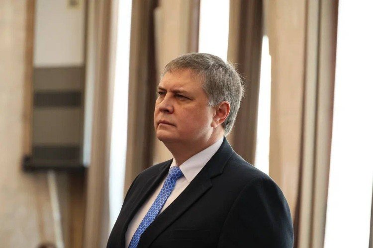 Игорь Галась стоит у окна