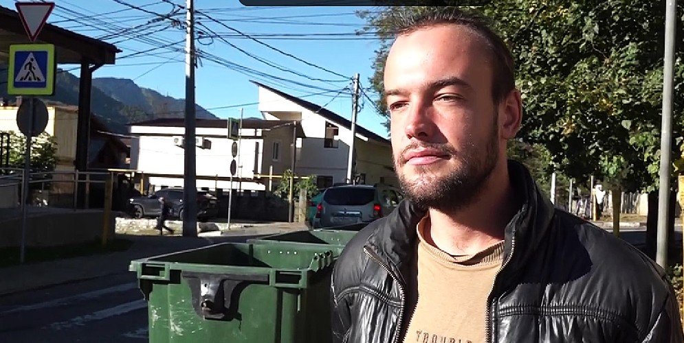 Мужчина стоит около контейнера