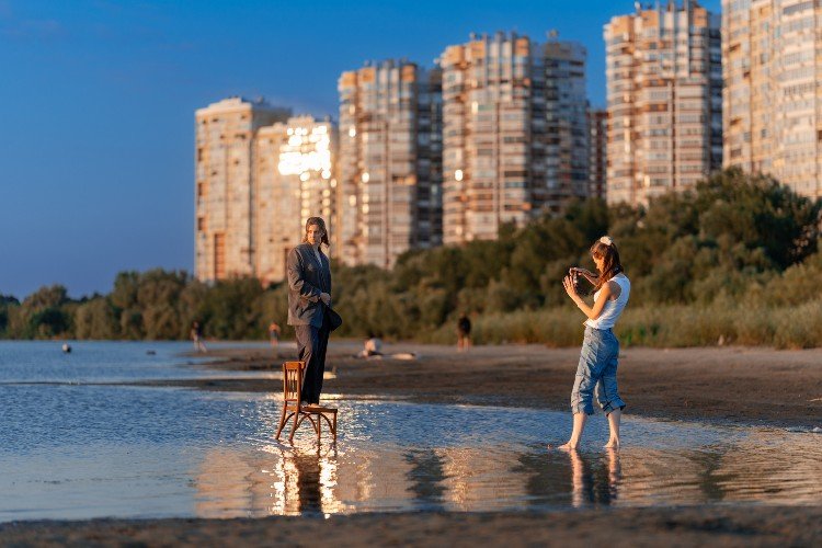девочки делают фотографии на природе