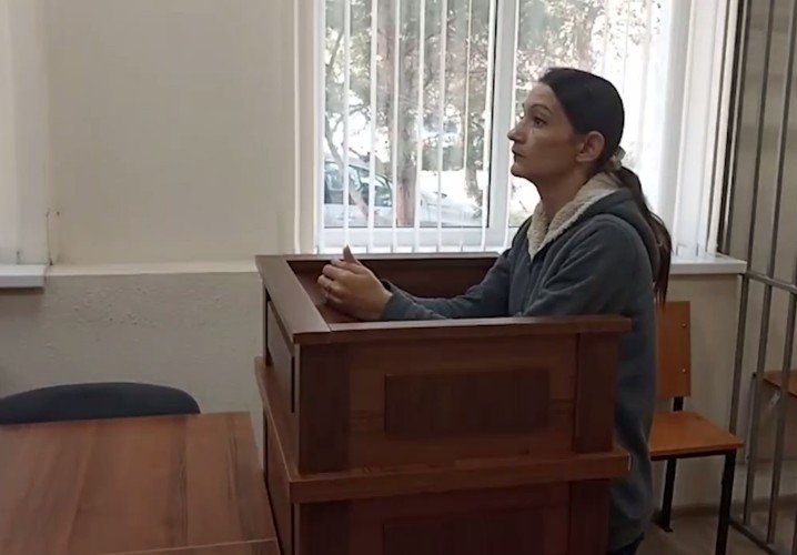 Подсудимая слушает решение суда