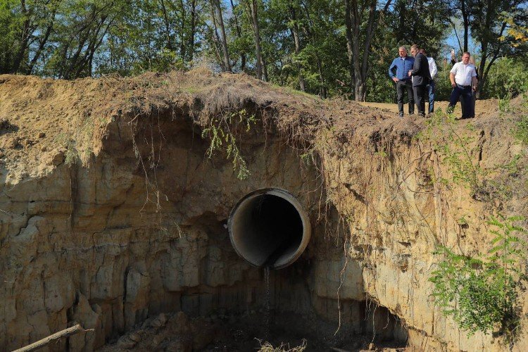 труба торчит из земли