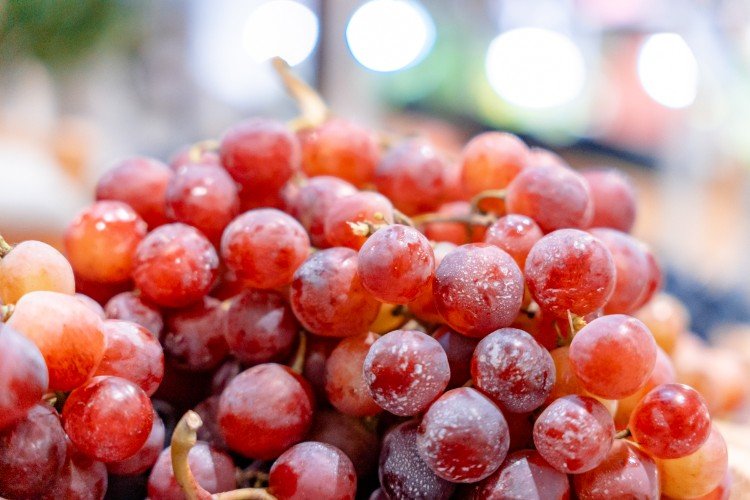 виноград лежит в ящике