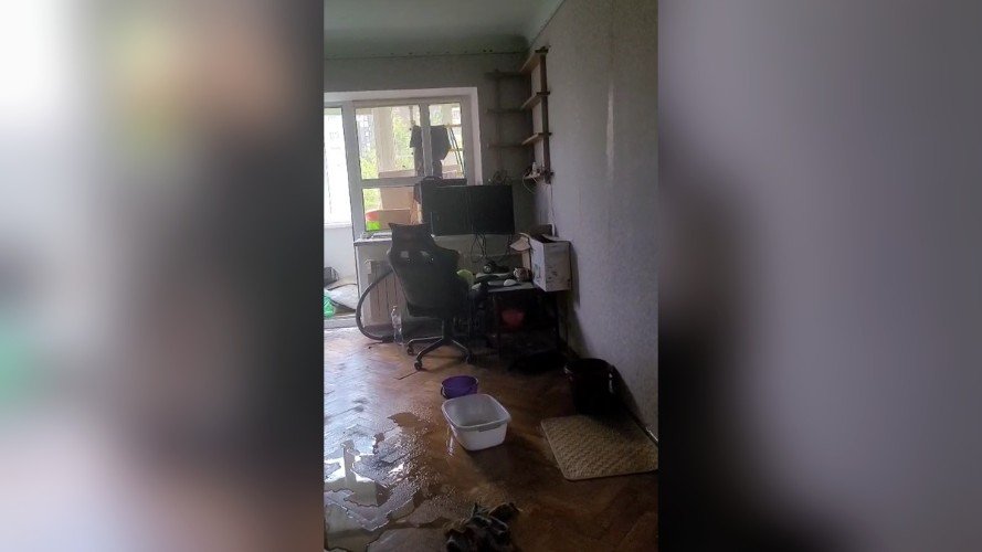 Натяжные потолки провисли под тяжестью воды.