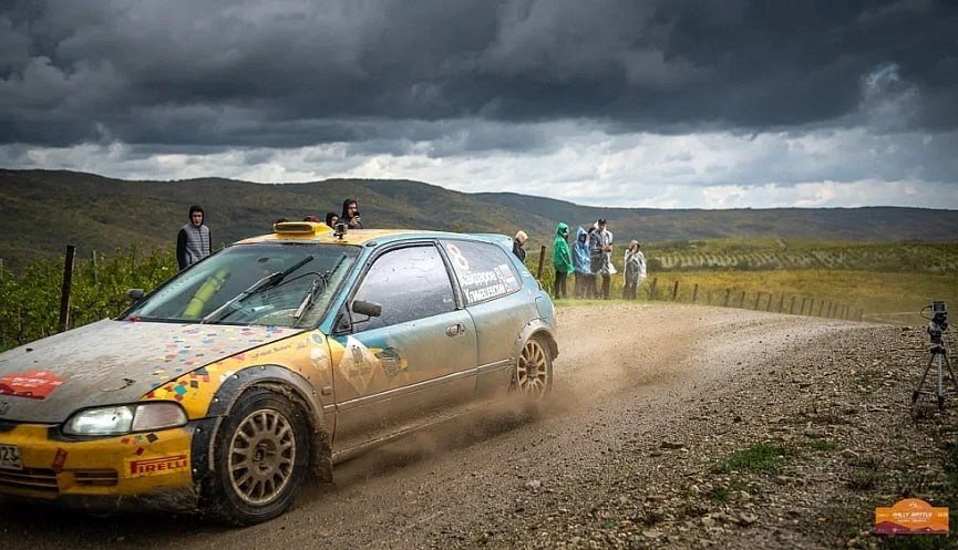 машина едет по дороге