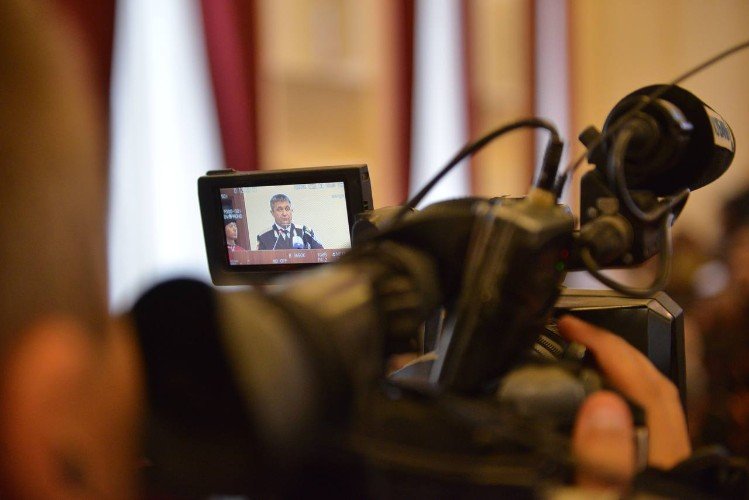 Атаман Кубанского казачьего войска Александр Власов в мониторе видеокамеры