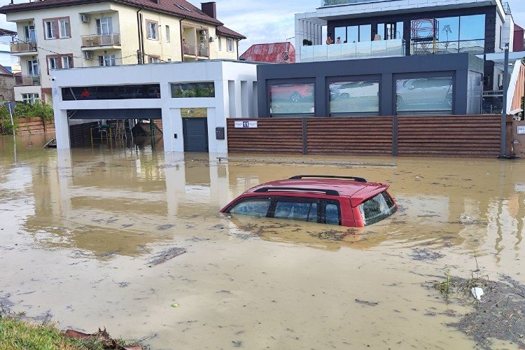 машина ушла под воду
